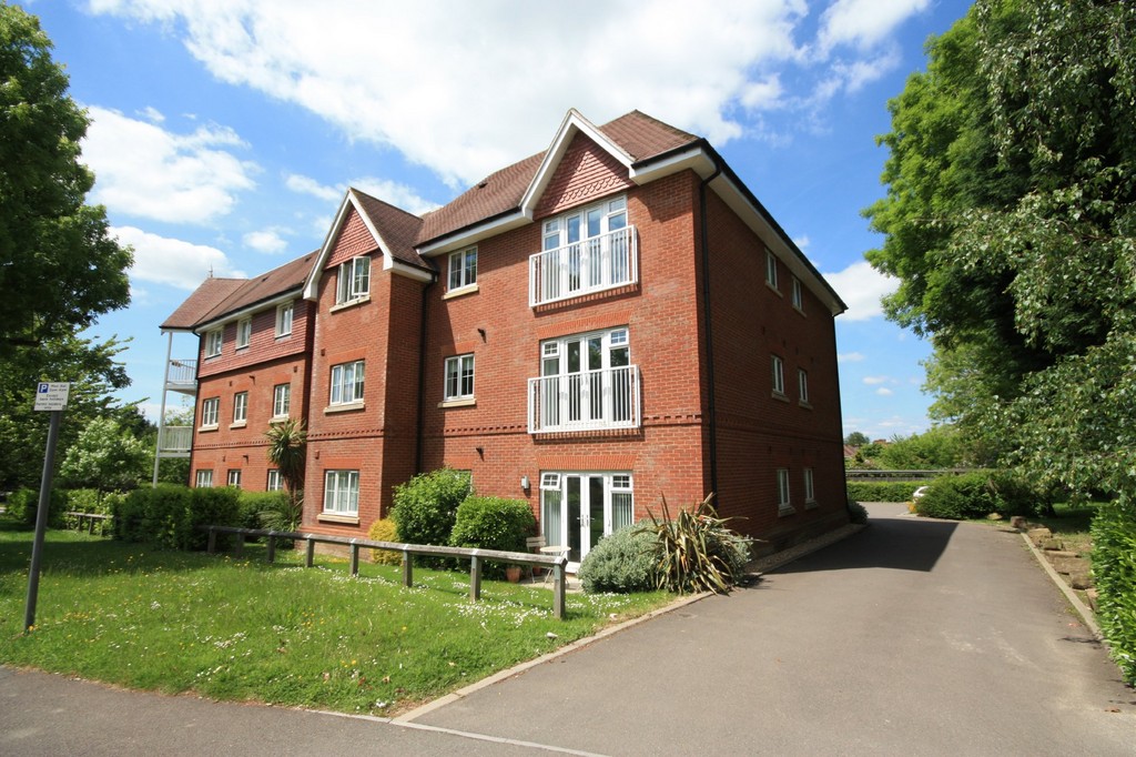 2 bed apartment to rent in Hurst Court, Horsham, RH12