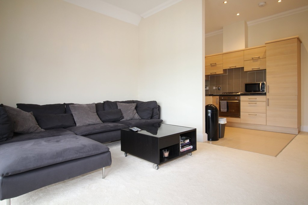 2 bed apartment to rent in Hurst Court, Horsham  - Property Image 3