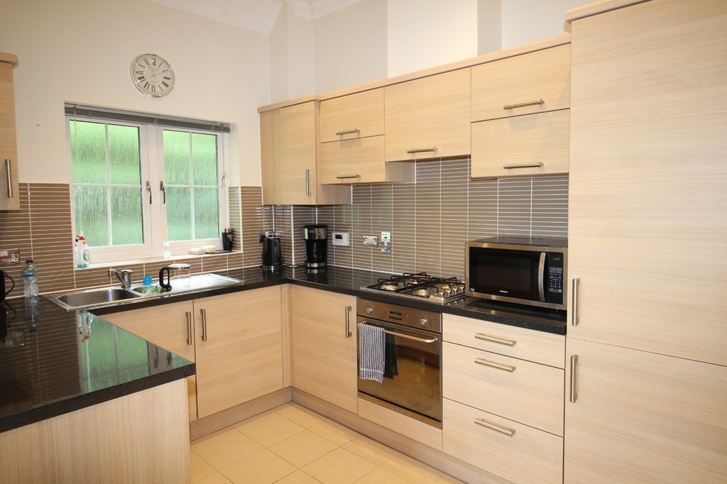 2 bed apartment to rent in Hurst Court, Horsham  - Property Image 4