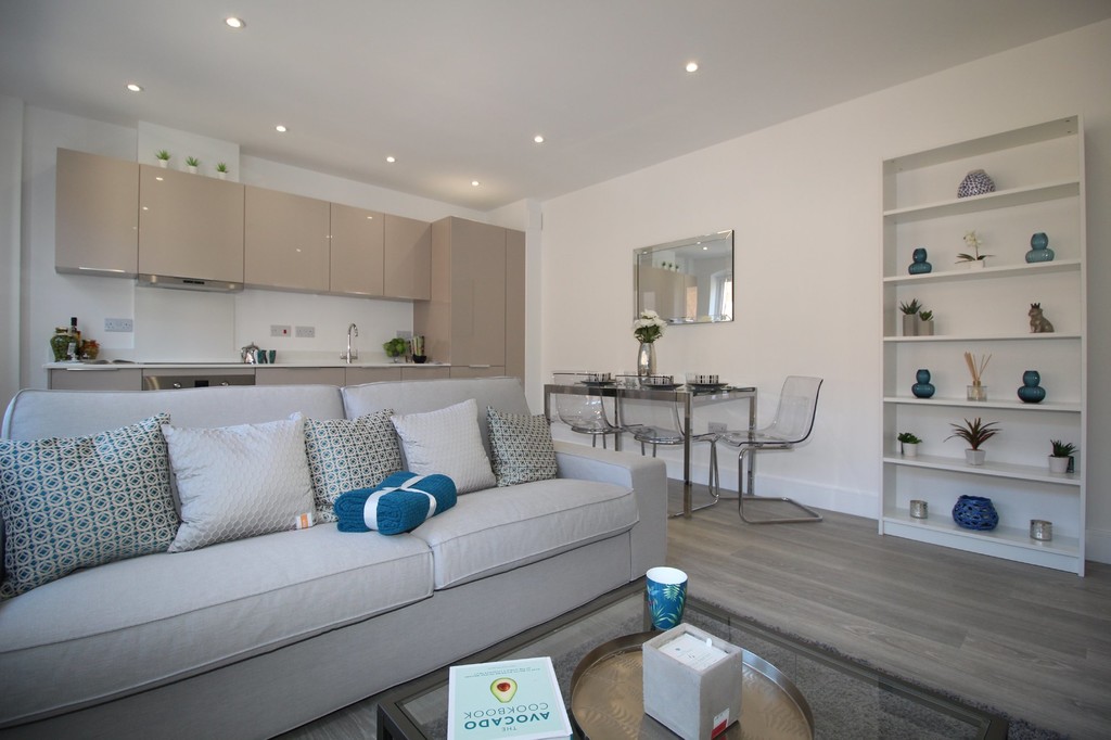 2 bed flat to rent in Holmes Park, Horsham  - Property Image 3