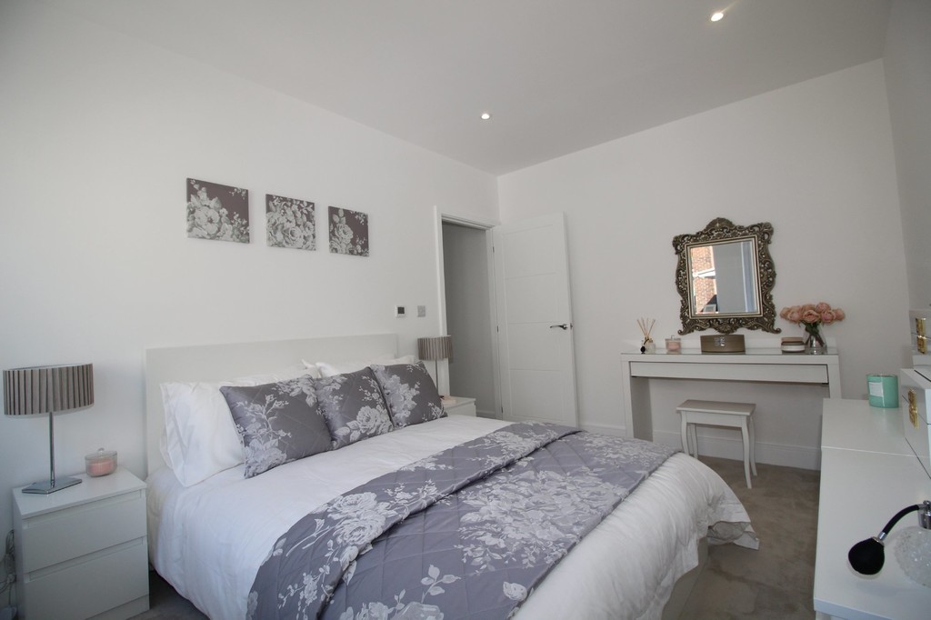 2 bed flat to rent in Holmes Park, Horsham  - Property Image 5