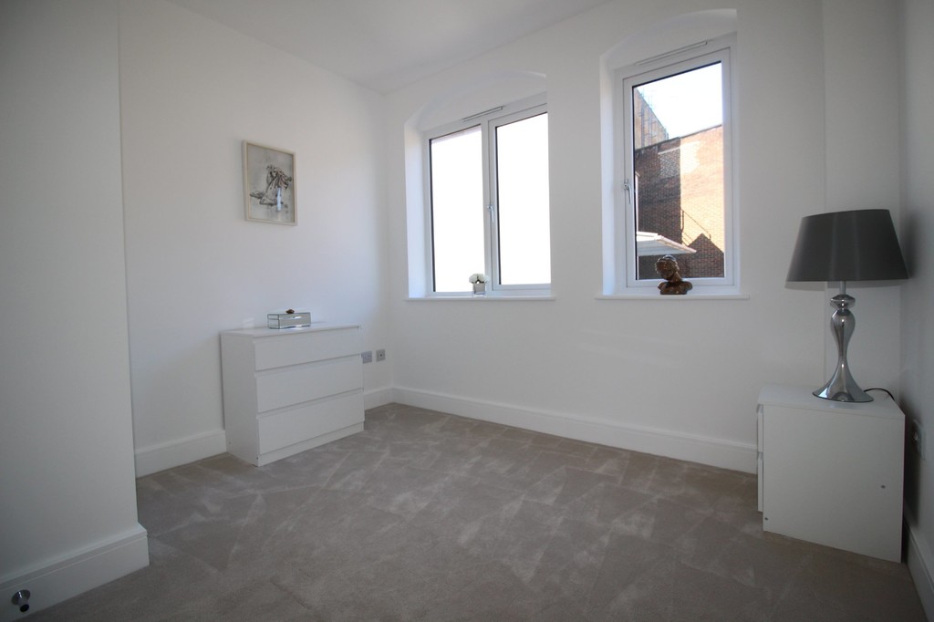 2 bed flat to rent in Holmes Park, Horsham  - Property Image 6