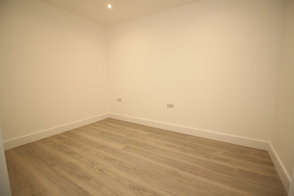 Studio flat to rent in Holmes Park, Horsham  - Property Image 5
