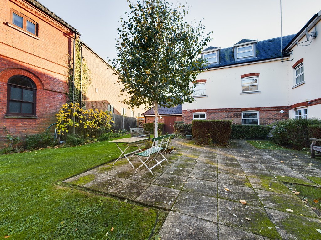 2 bed flat to rent in Brighton Road, Horsham  - Property Image 9