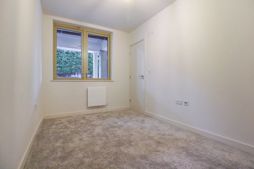 3 bed flat to rent in Prewetts Mill, Horsham  - Property Image 4