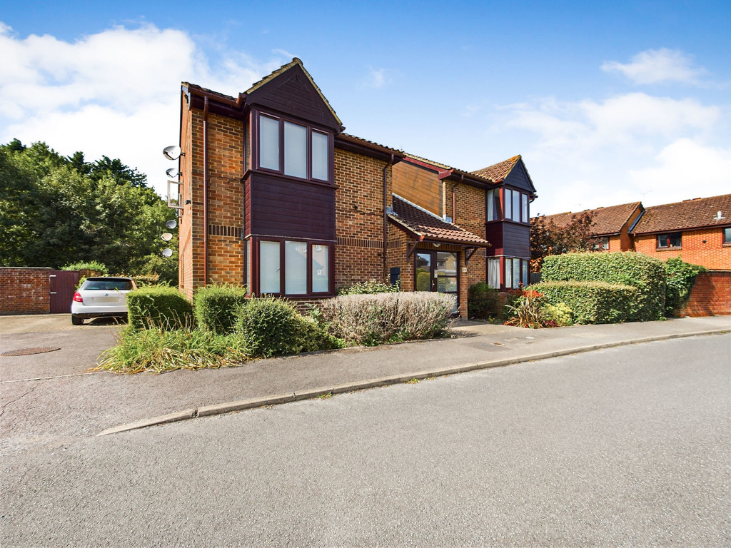 1 bed studio flat for sale in Newbridge Close, Horsham, RH12