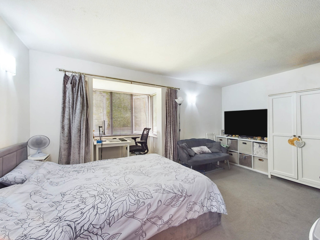 1 bed studio flat for sale in Newbridge Close, Horsham  - Property Image 5