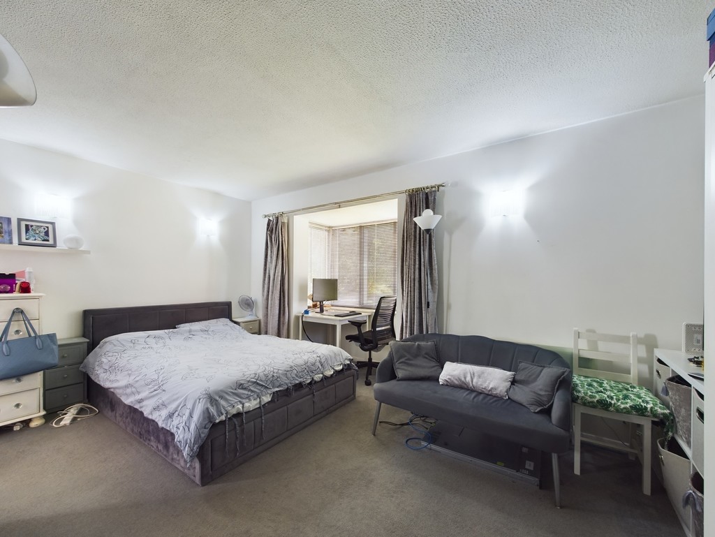 1 bed studio flat for sale in Newbridge Close, Horsham  - Property Image 4
