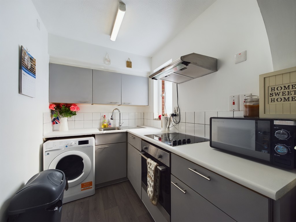 1 bed studio flat for sale in Newbridge Close, Horsham  - Property Image 3