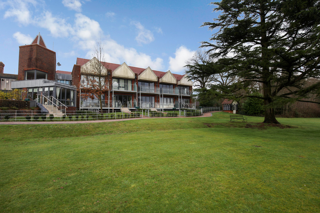 2 bed apartment for sale in The Pavilion, Langhurstwood Road  - Property Image 13