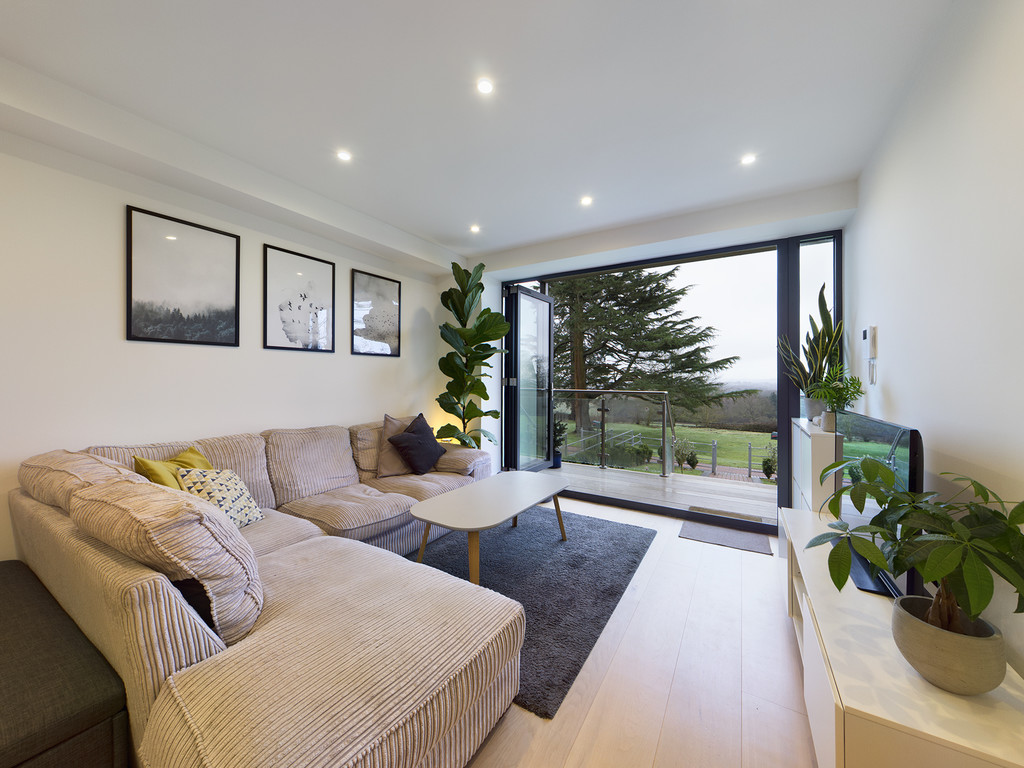 2 bed apartment for sale in The Pavilion, Langhurstwood Road  - Property Image 5
