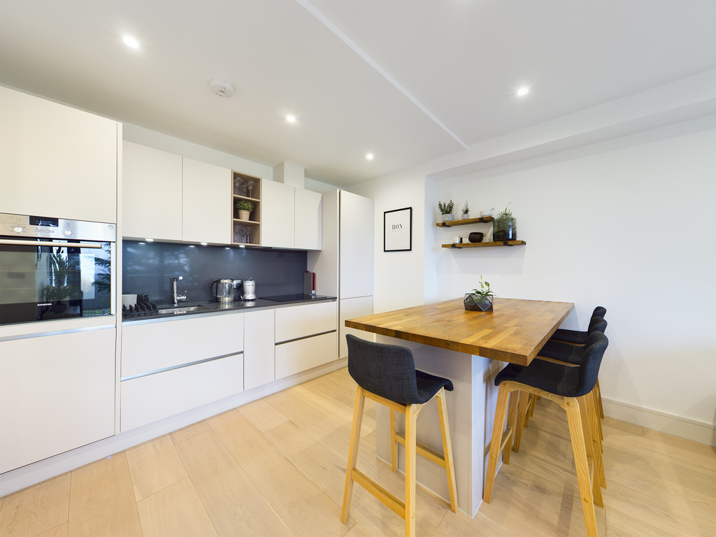 2 bed apartment for sale in The Pavilion, Langhurstwood Road  - Property Image 3