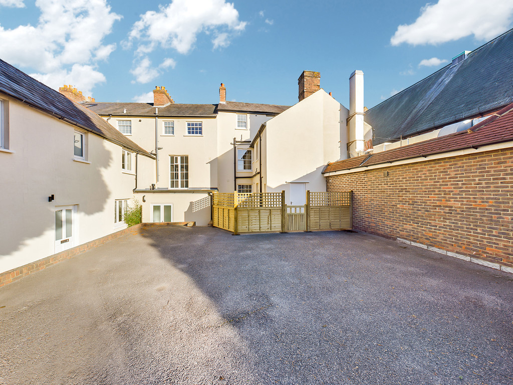 3 bed town house for sale in London Road, Horsham, RH12