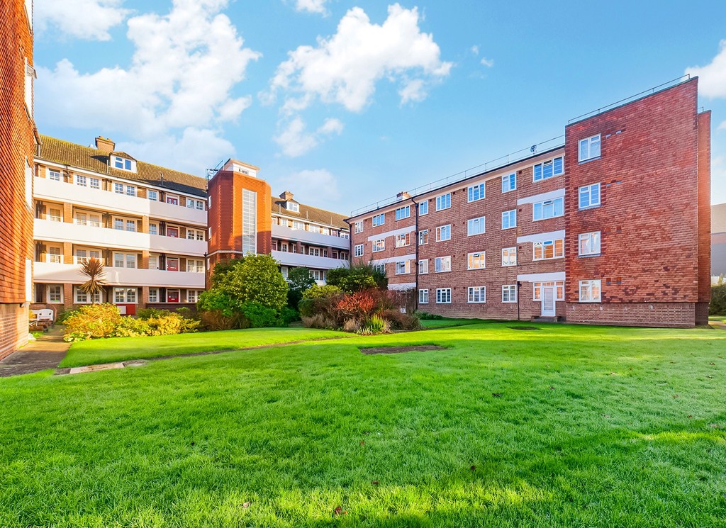 1 bed apartment for sale in Bishopric Court, Horsham  - Property Image 1