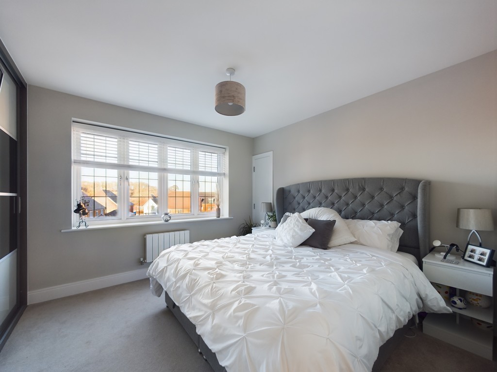 2 bed flat for sale in Tilney Drive, Horsham  - Property Image 5