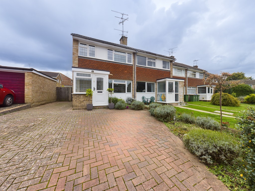 3 bed end of terrace house to rent in Fern Way, Horsham, RH12