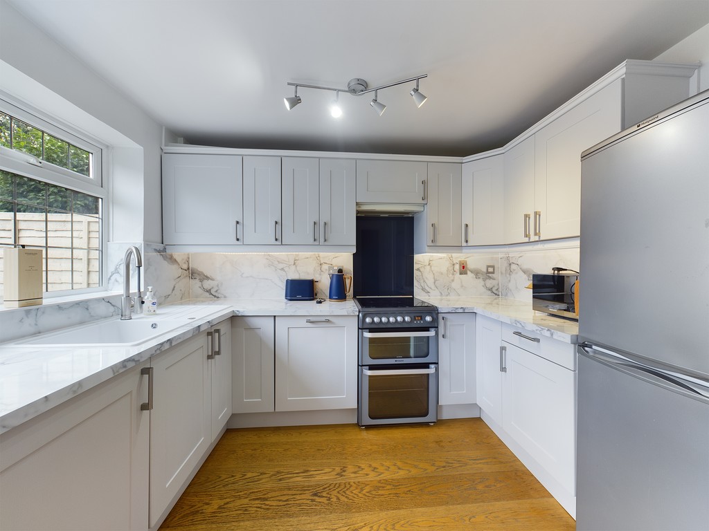 3 bed end of terrace house to rent in Fern Way, Horsham, RH12 - Property Image 1