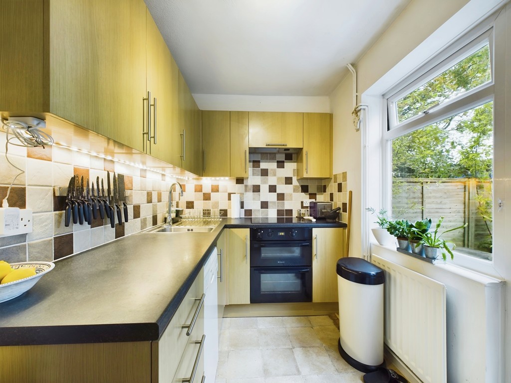 2 bed terraced house for sale in Melksham Close, Horsham  - Property Image 3