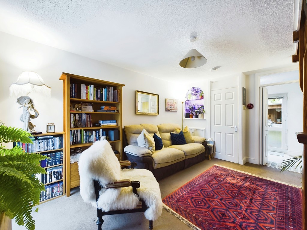 2 bed terraced house for sale in Melksham Close, Horsham  - Property Image 2