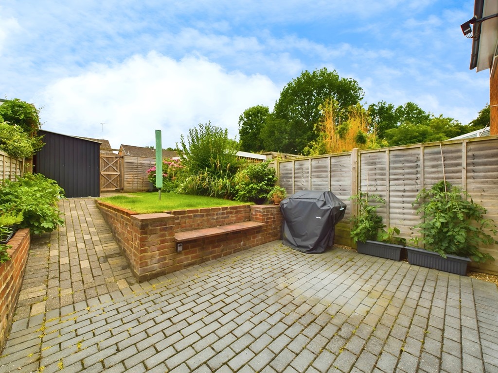 3 bed terraced house for sale in Broome Close, Horsham  - Property Image 10
