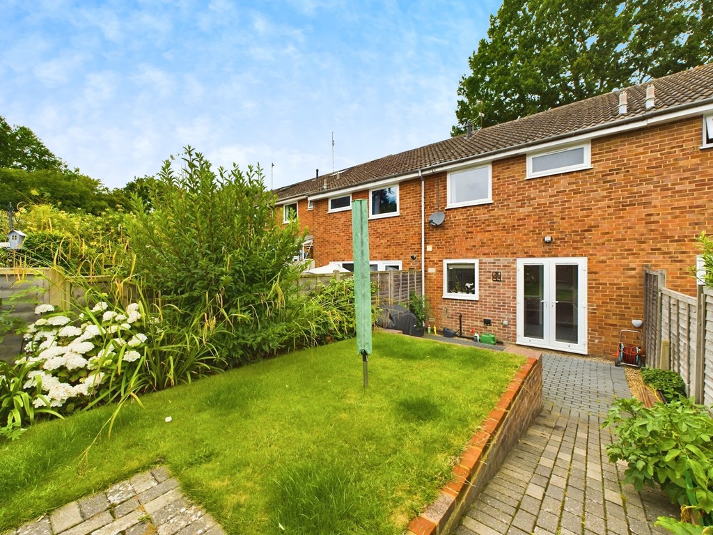 3 bed terraced house for sale in Broome Close, Horsham  - Property Image 16