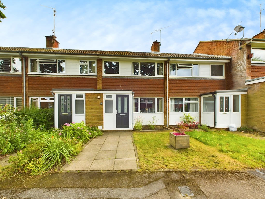 3 bed terraced house for sale in Broome Close, Horsham - Property Image 1
