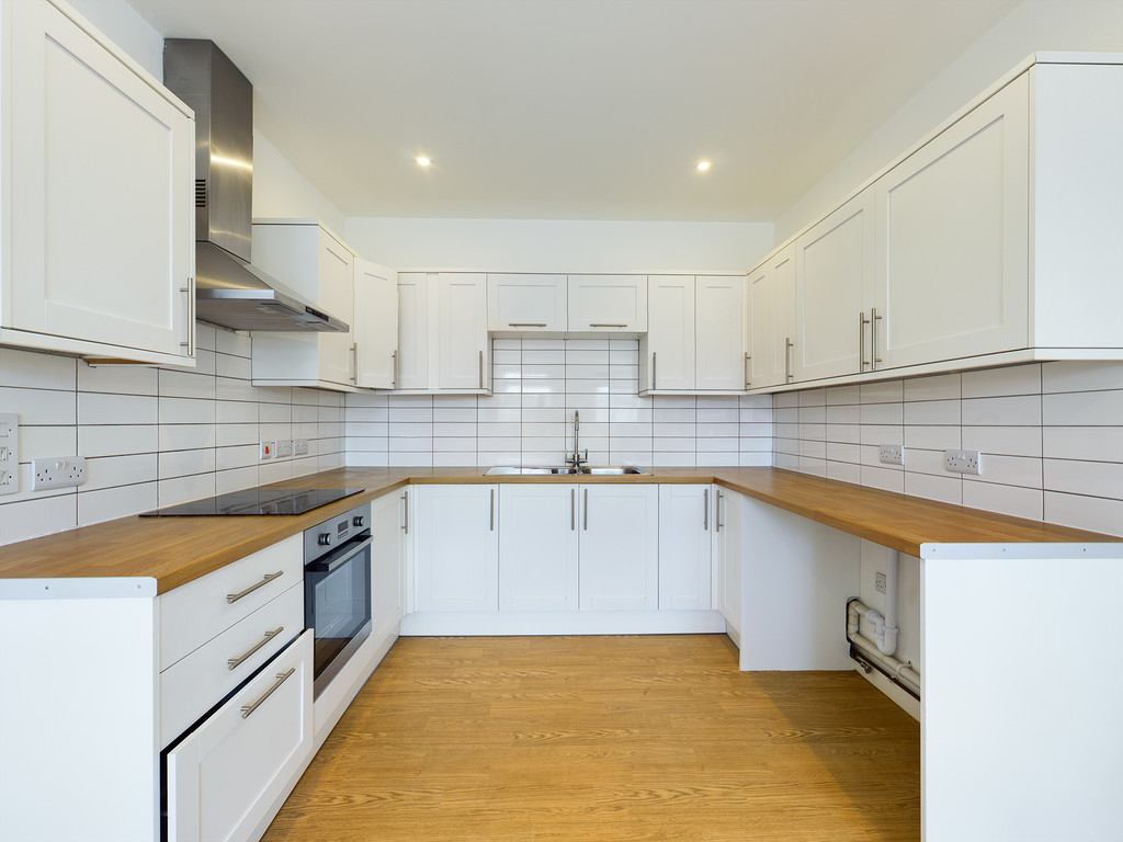 2 bed flat to rent in South Road, Haywards Heath  - Property Image 2