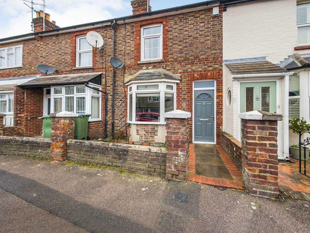 2 bed terraced house to rent in Victoria Street, Horsham  - Property Image 1