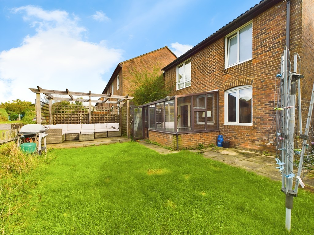 2 bed ground floor maisonette for sale in Elm Grove, Horsham  - Property Image 8