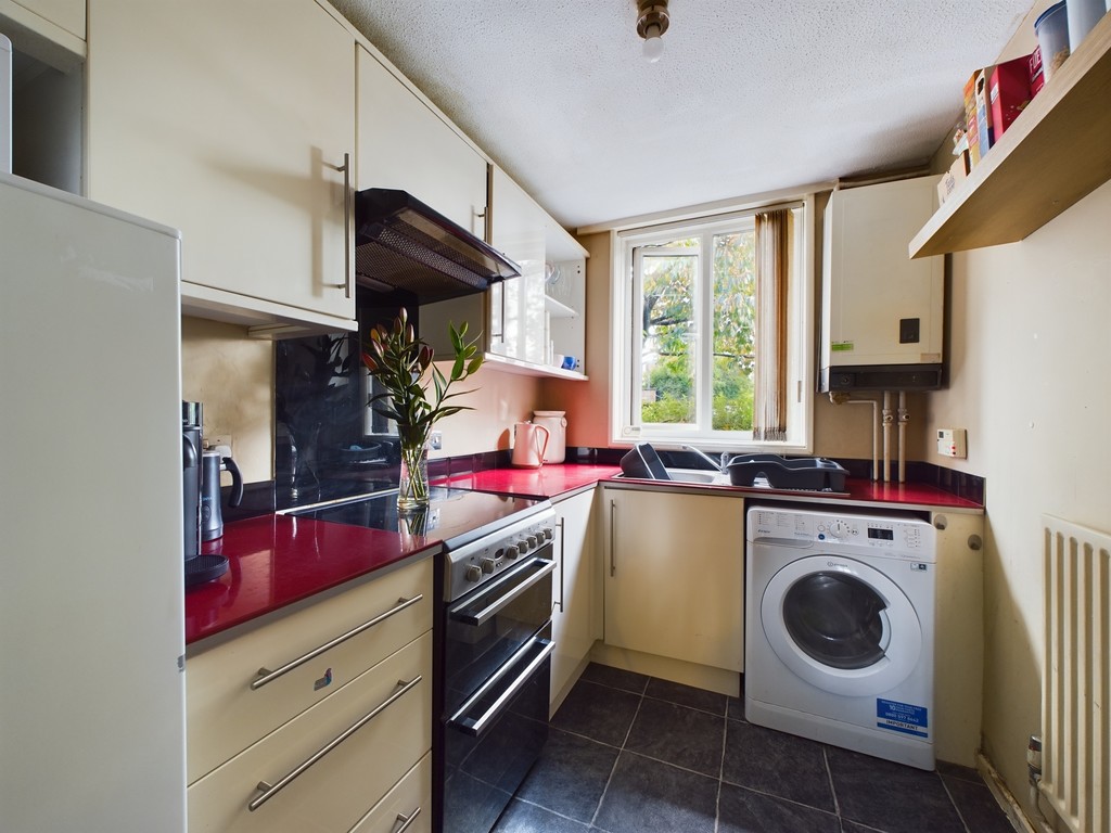 2 bed ground floor maisonette for sale in Elm Grove, Horsham  - Property Image 3