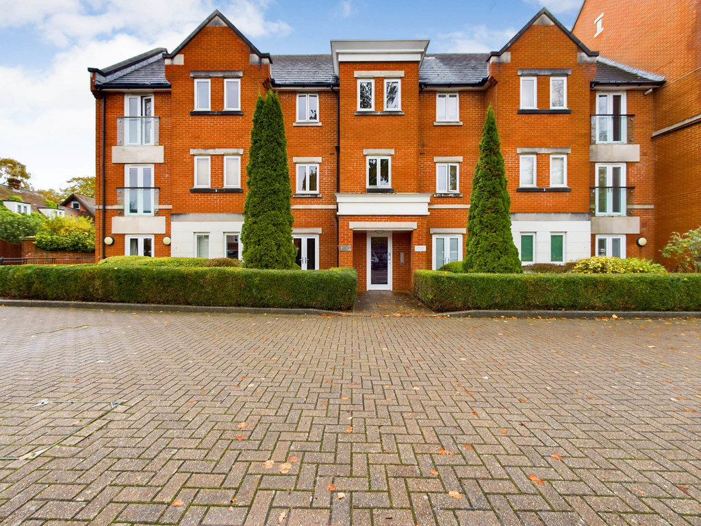 2 bed apartment to rent in The Comptons, Horsham - Property Image 1