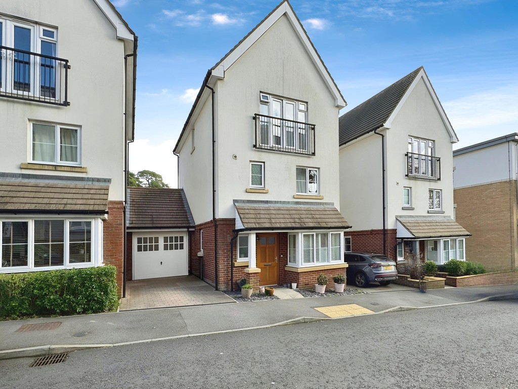 3 bed link detached house for sale in Centenary Way, Haywards Heath, RH16