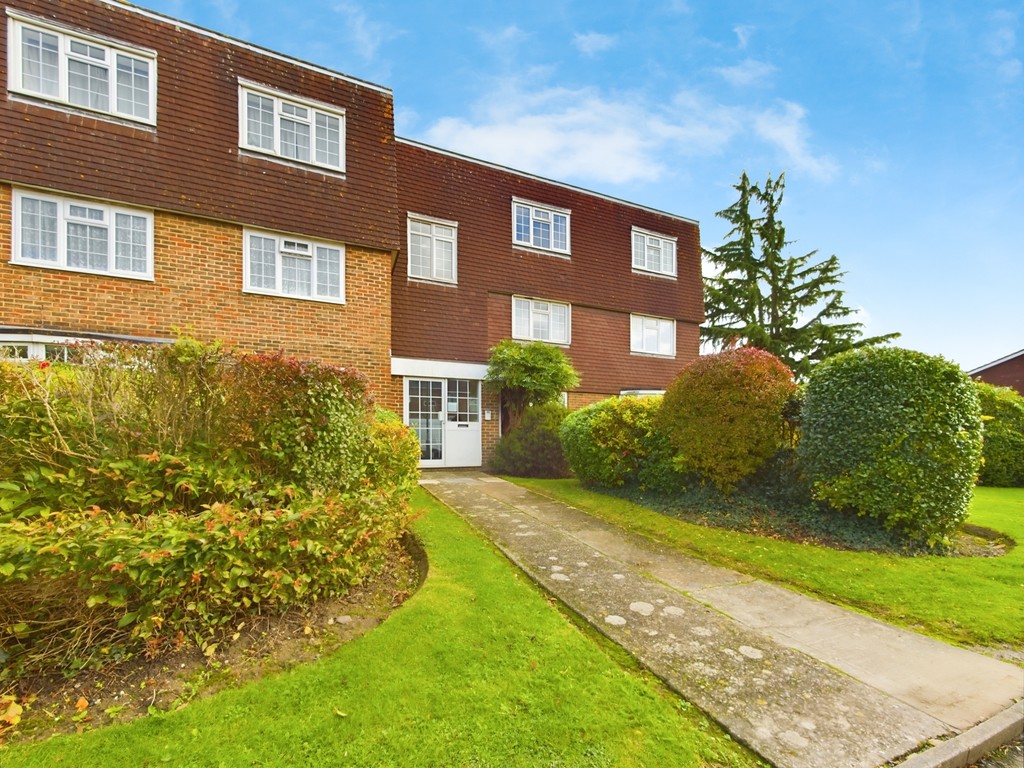 1 bed apartment for sale in Chiltern Court, Horsham, RH12