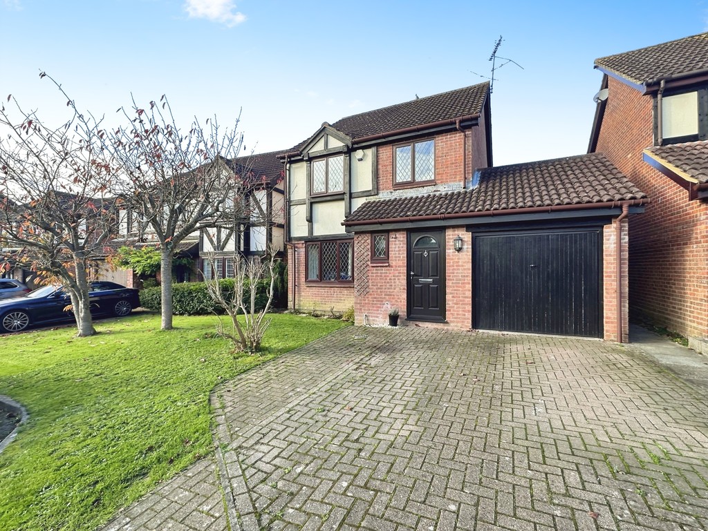 3 bed detached house for sale in Bodiam Close, Horsham, RH13