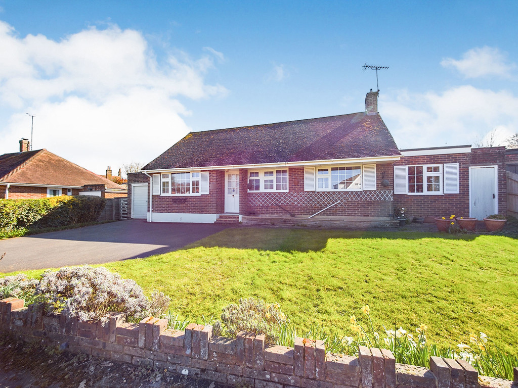 3 bed detached bungalow for sale in Trundle Mead, Horsham - Property Image 1