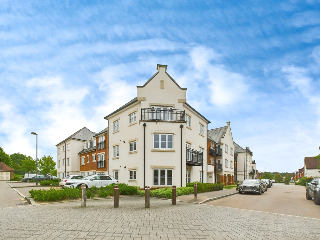 2 bed apartment to rent in Highwood House