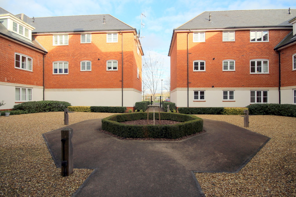 2 bed apartment to rent in Highwood House  - Property Image 2