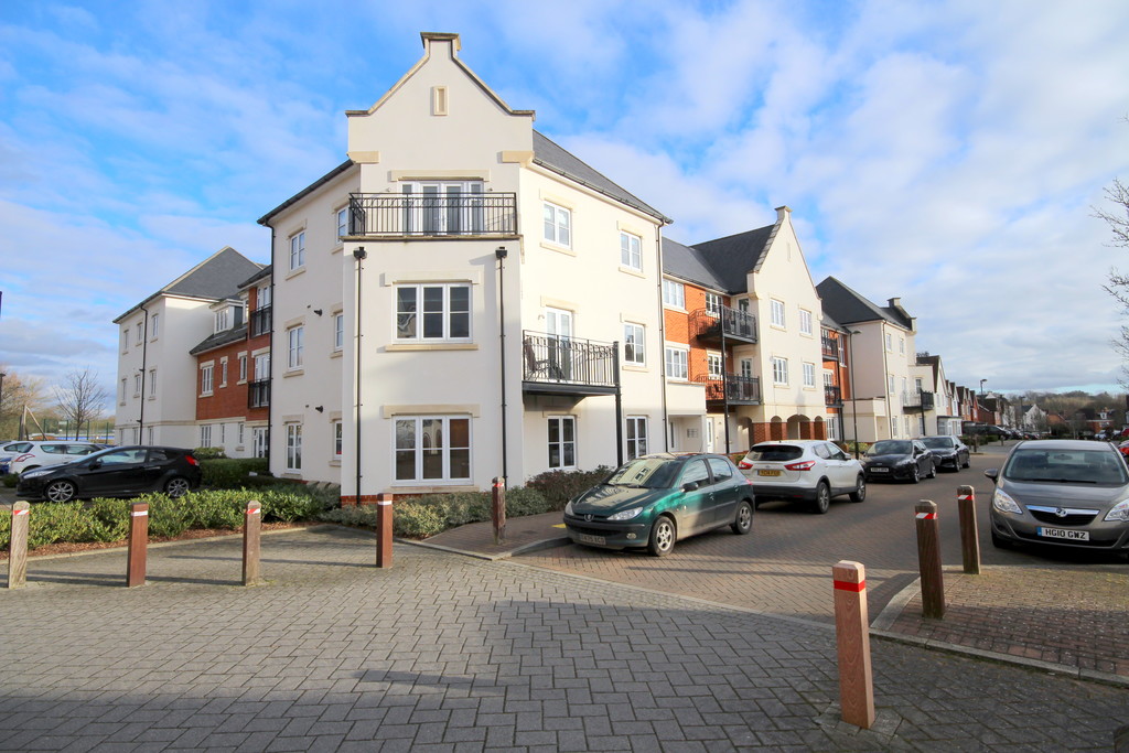 2 bed apartment to rent in Longhurst Avenue, Horsham, RH12