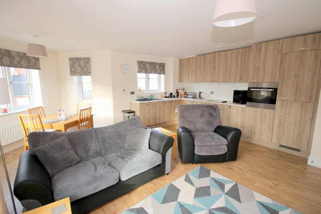 2 bed apartment to rent in Highwood House  - Property Image 3
