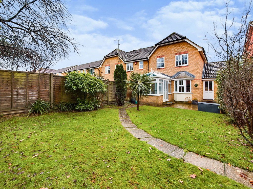 3 bed end of terrace house for sale in Ropeland Way, Horsham  - Property Image 1