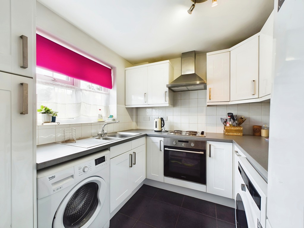 3 bed end of terrace house for sale in Ropeland Way, Horsham  - Property Image 3