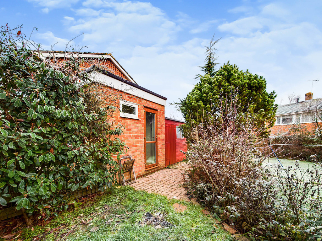 3 bed semi-detached house to rent in Pine Close, Billingshurst  - Property Image 13