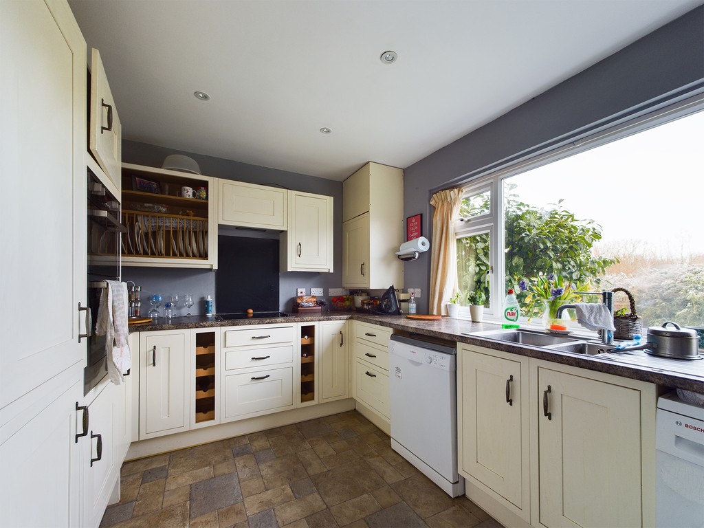 3 bed semi-detached house to rent in Pine Close, Billingshurst  - Property Image 5