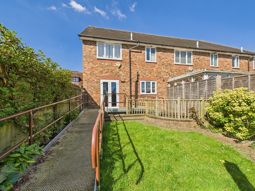 3 bed end of terrace house for sale in Bakers Close, Southwater
