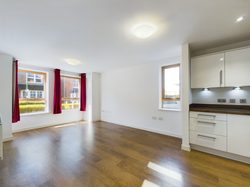 2 bed apartment to rent in Denne Parade, Horsham  - Property Image 2