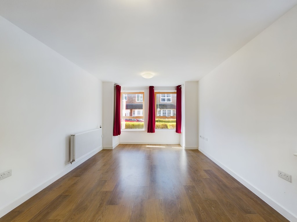 2 bed apartment to rent in Denne Parade, Horsham  - Property Image 3