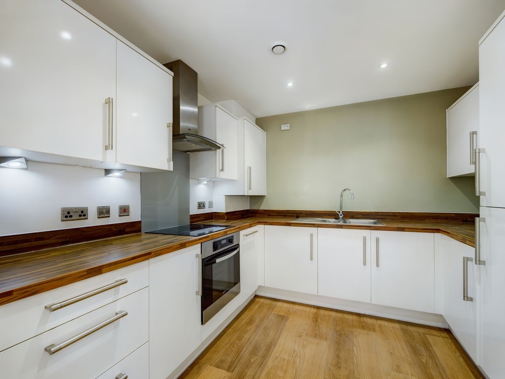 2 bed apartment to rent in Denne Parade, Horsham  - Property Image 4