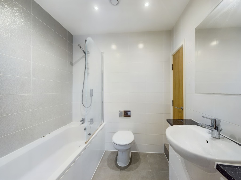 2 bed apartment to rent in Denne Parade, Horsham  - Property Image 7