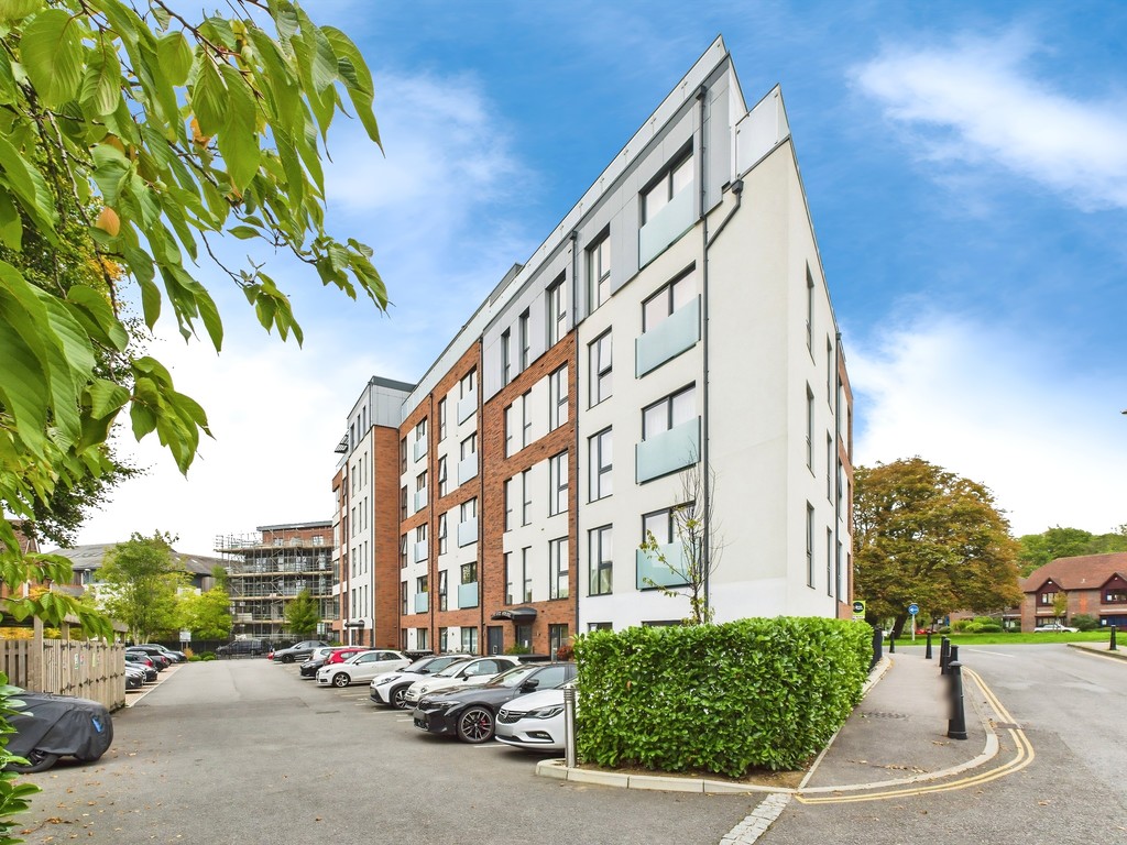 1 bed flat to rent in Station Road, Horsham, RH13  - Property Image 1