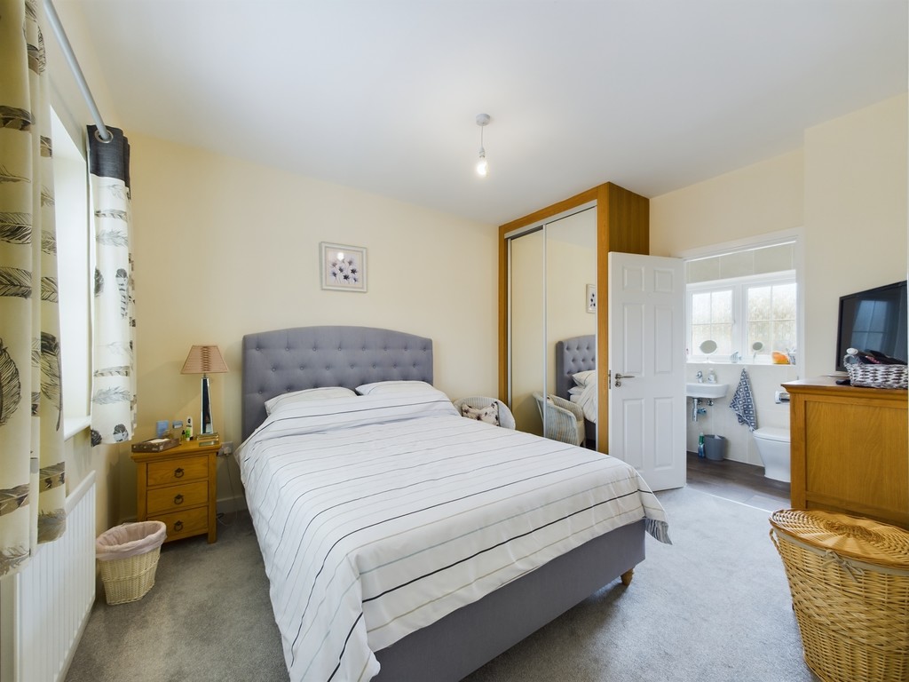 3 bed end of terrace house for sale in Calvert Link, Horsham  - Property Image 3